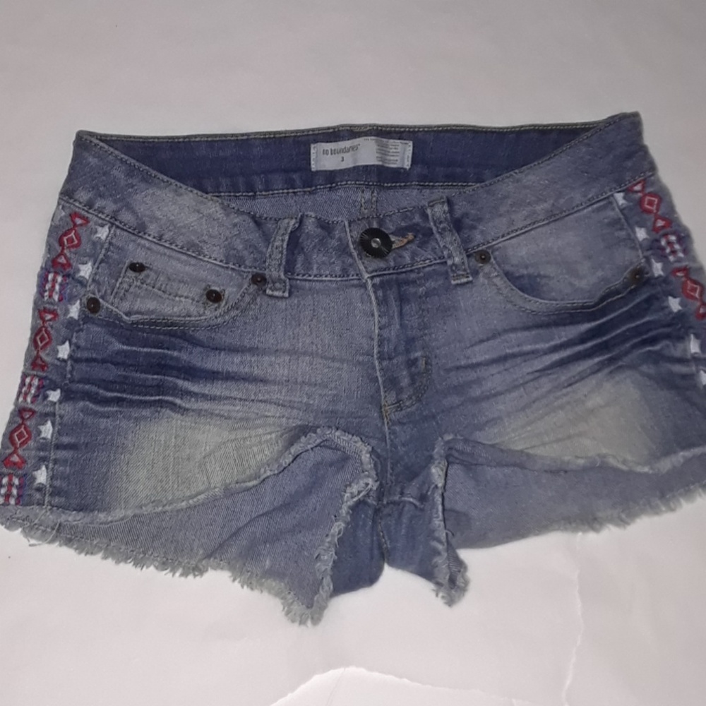 Vtg No Boundaries Distressed Embroidered shorts 3